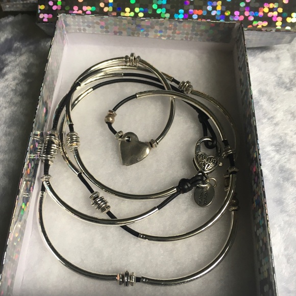 ☘️Lizzy James Heart Charm Wrap Bracelet☘️ - Picture 4 of 6